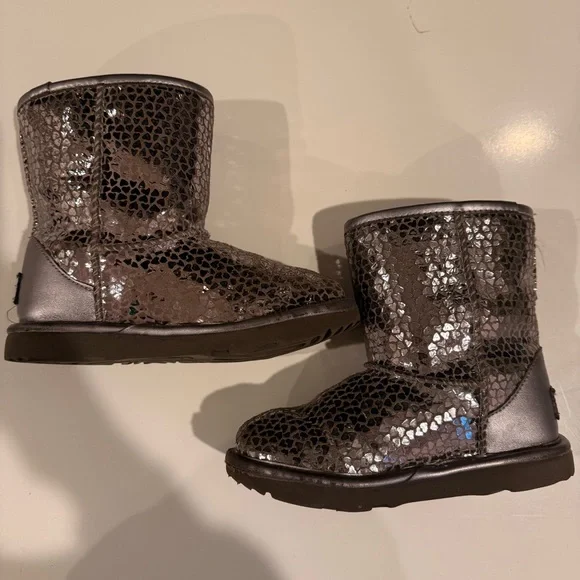 UGG Girls Classic Gel Hearts Boots size 12 Sleek Silver - Picture 10 of 12